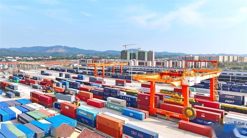 江西贛州南康區 木材家具國際進出口貨物集裝箱裝卸繁忙